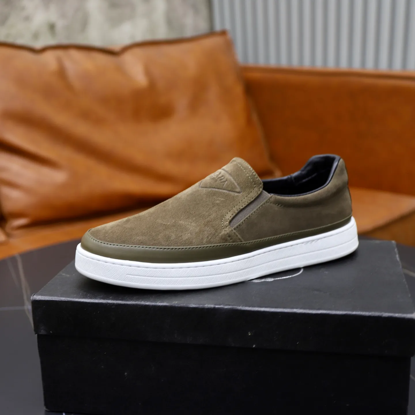 Ex-factory price: 420💰🙅‍♂️🙅‍♂️🙅‍♂️ Brand: PRADA Standard code: 38-44 (45 customized) Grade: Same as the official website Material: Original leather splicing, comfortable and breathable lining, original wear-resistant outsole Style category: Men's fashionable casual shoes, running shoes, noble luxury brand elements, top luxury Color: actual picture color